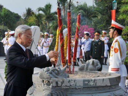 Tổng Bí thư Nguyễn Phú Trọng thắp hương tại Nghĩa trang Liệt sĩ TP HCM.